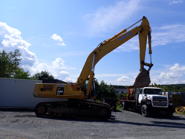 Excavatrice Komatsu PC400 LC avec un godet