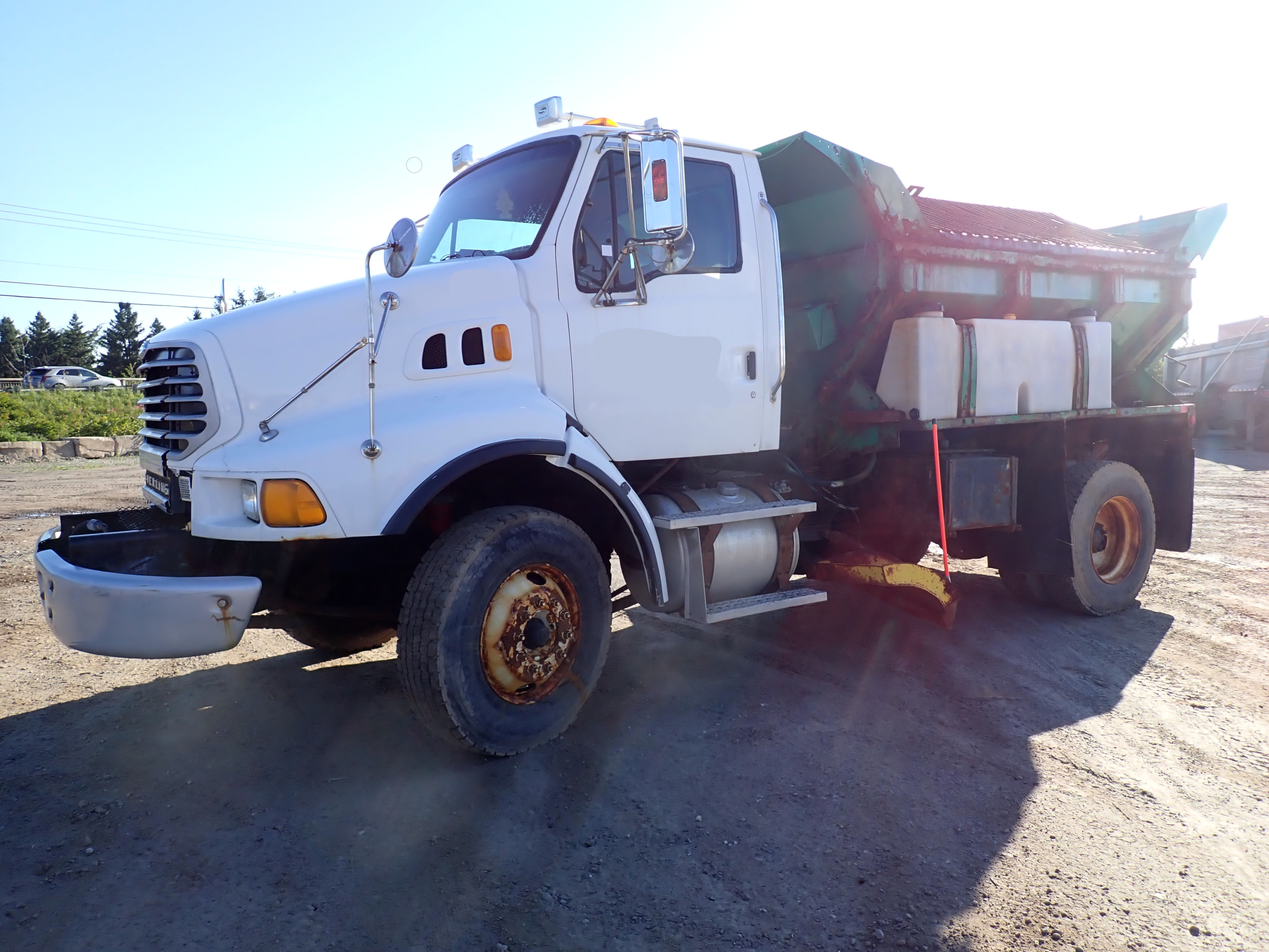 Camion 6 roues charrue Sterling, sans one way et avec grader en-dessous du camion