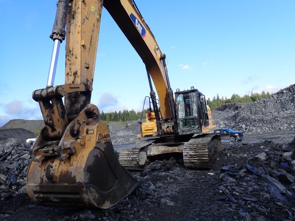 Excavatrice Caterpillar 349F L avec un godet