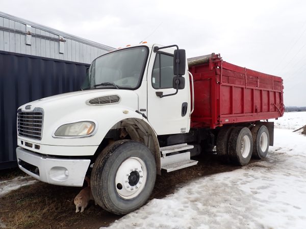 Camion dompeur Freightliner M2 avec roll-off