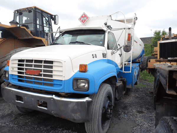 Camion 6 roues GMC C8500 avec citerne à essence