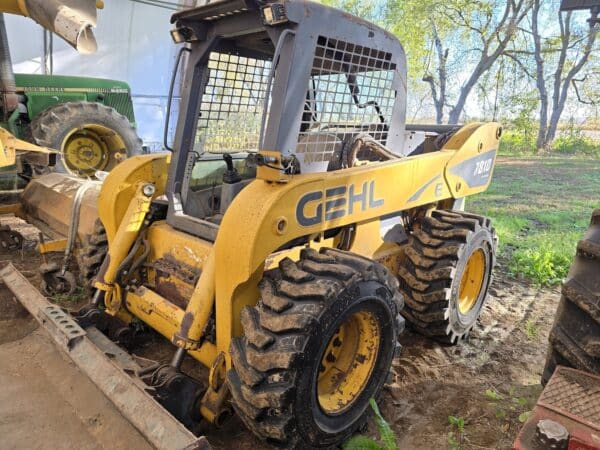 Skid Steer Gehl 7810 godet,fourche, balais eddynet - Année:2011 - 2610 hrs - Stock#d8585j