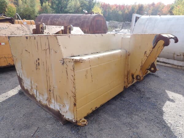 Gratte à neige avec couteau de recul et attache loader