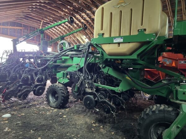Planteur Great Plains YP3025a 12/24 rangs, engrais liquide, marqueur - Année:2012 - Stock#d8872d