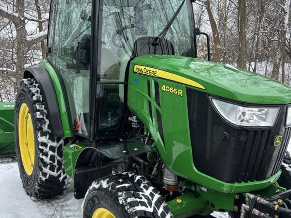 Tracteur John Deere 4066R Année:2023 -253 heures Stock#P1281/8919a