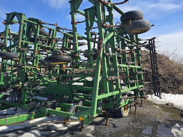 Cultivateur John Deere 980 44pi  avec dents 2210 a 200lbs, 3 rangées de peigne - Stock#d9188c