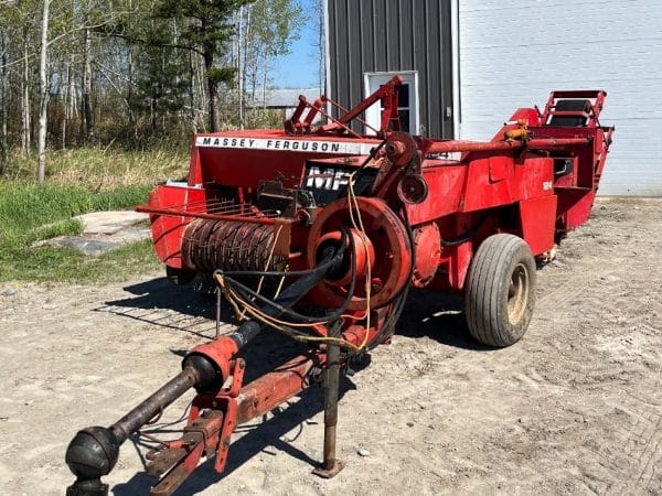 Presse à petite balles Massey Ferguson 124 avec lance balle - Stock#d9570a