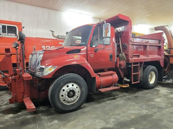 Camion 6 roues Charrue Inter 70 S, moteur 8,7l - lame de coté - Année:2003-141026km - Stock#d9769d