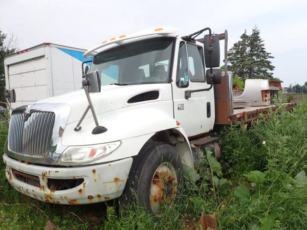 Camion plate-forme 6 roues International 4300 2005