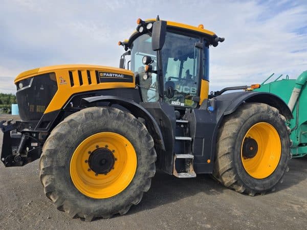 JCB 8330 Tractor, front hitch PTO, snow kit (front blade and wing), snow tire set - Year: 2020 - 5185 hours - Stock#d9872g1