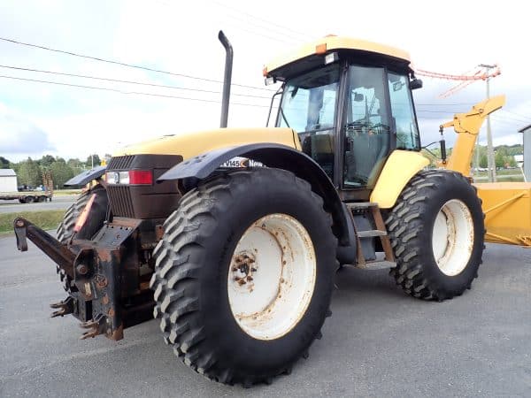 Tracteur New Holland TV145 2005 avec gratte SHoule et souffleur Pronovost