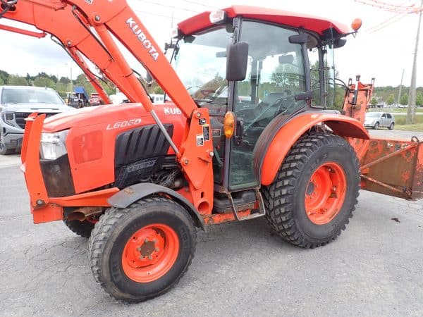 Tracteur Kubota L6060 2019 avec souffleur Pronovost et gratte extensible Grattex