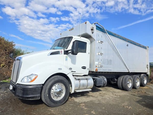 Dompeur 12 roue Kenworth T680 boite 23 pi par 7.5 pi, téflon, moteur paccar 500, transmission automatique - Année:2018- 907000 km- Stock#d9925a