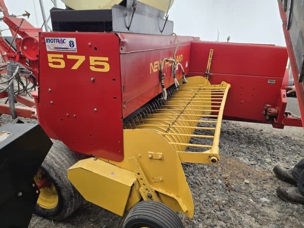 Presse à petite balle carrée New Holland 575 avec lance balle - Stock#d10343e