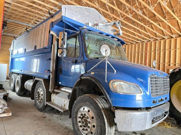 Camion 12 roue dompeur Freightliner FM2, moteur 8.3l cummins, transmission eaton 9 vitesses, boîte fermée avec toile, porte 2 sens, boîte chauffante légacé, suspension à l'air - Année:2013 - 330 000 km - Stock#d10379a