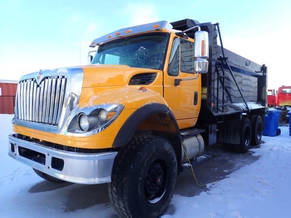 Camion 10 roues dompeur International 7400 SBA 2013
