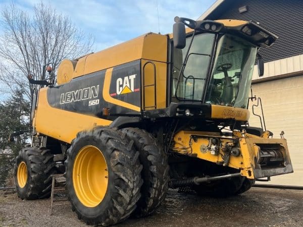 Batteuse Catepillar Lexion 560 possibilité de 2 tables 25 pi - Année:2005-3465/5730hrs - Stock#d10348a