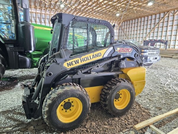 Skid steer New Holland L 220  Cabine, godet - Année:2011-4270hrs (moteur 1500 hrs) - Stock#d10645a