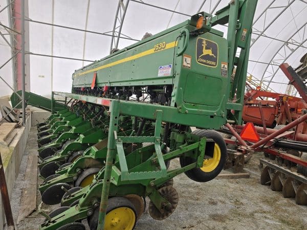 Semoir John Deere 1530 20 pi  spécial soya à courroie 15 po, unité soya avec cart, marqueur - Stock#d10638b