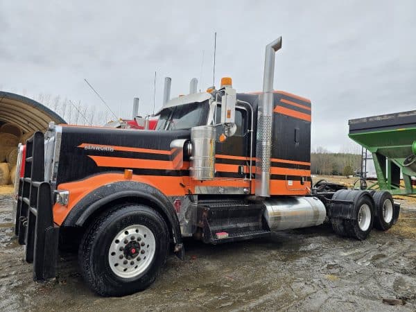 Kenworth W900L sleeper truck, rebuilt Cummins 550 hp engine, 18-speed manual transmission - Year: 2018 - 163,285 km - Stock #d9261q