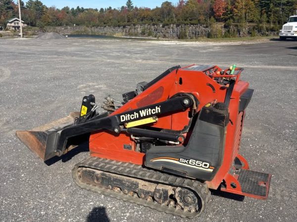 Skidsteer Compact DitchWitch SK650-avec plusieurs attachements-1800heures-Année:2013-Stock#E1328/10527