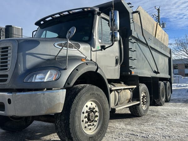 Camion dompeur 12 roues Freightliner automatique Année :2017 -420,000 km Stock#P1476/10601b