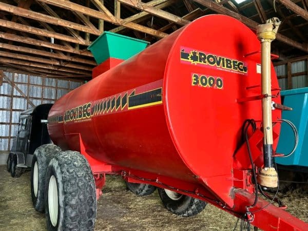 Rovibec 3000-gallon slurry tank, 1 hydraulic jet, 18.4-26 tire - Stock #d10588a