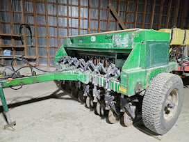 Semoir  Great Plain semis direct 10 pi  au 7.5 po  engrais combiné (jamais servi), boite à mil - Stock#d10650b