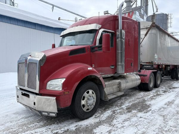 10-wheel sleeper truck kit Kenworth T880 1,238,000 km - Year: 2015 with 4-axle Stargate dump trailer - Stock #E1352A/10673