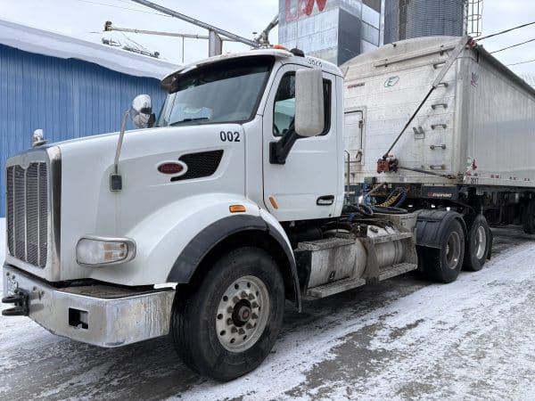 Caion 10-wheel Daycab Peterbilt 567, 755,000 km, 2016, with Manac 4-axle dump trailer 84-inch wall - Stock# E1352B/10673