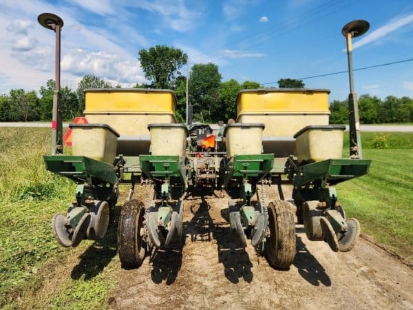 Planteur John Deere 7000 4 rangs avec tasse résidu - Stock#d10754a