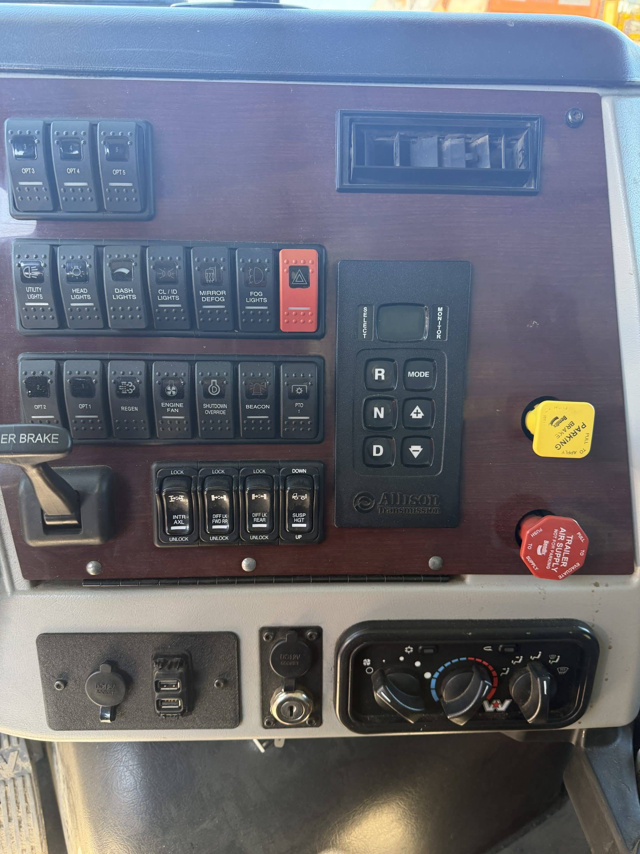 Western Star 12-Wheel Dump Truck Year: 2022 - 180,000 km Stock#P1514/10958 - Image 11