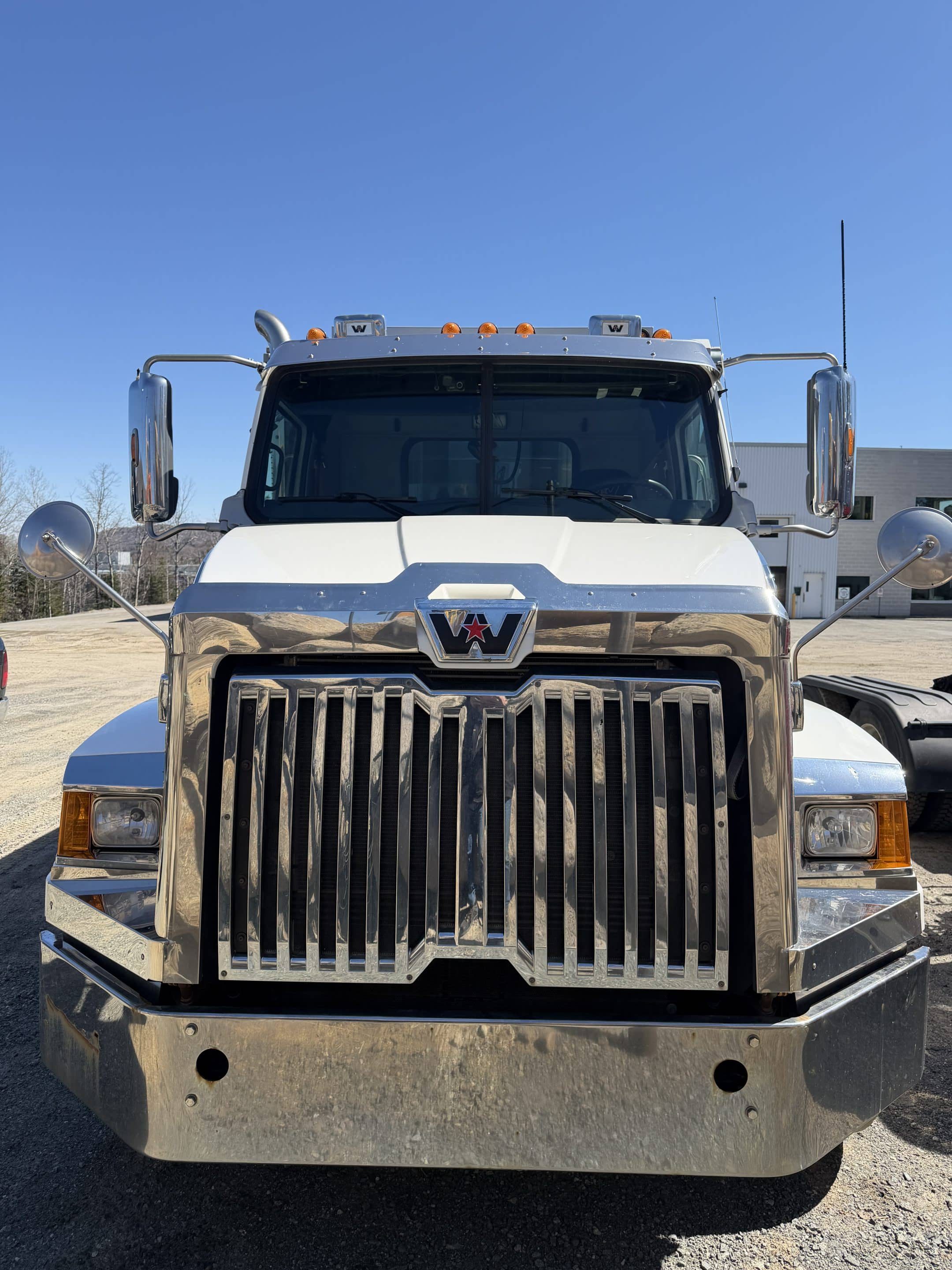Western Star 12-Wheel Dump Truck Year: 2022 - 180,000 km Stock#P1514/10958 - Image 3