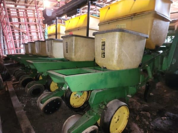 Planteur John Deere 7000 6 rangs vis d'engrais, unité précision planting à doigts, moniteur track 100 - Stock#d10913a