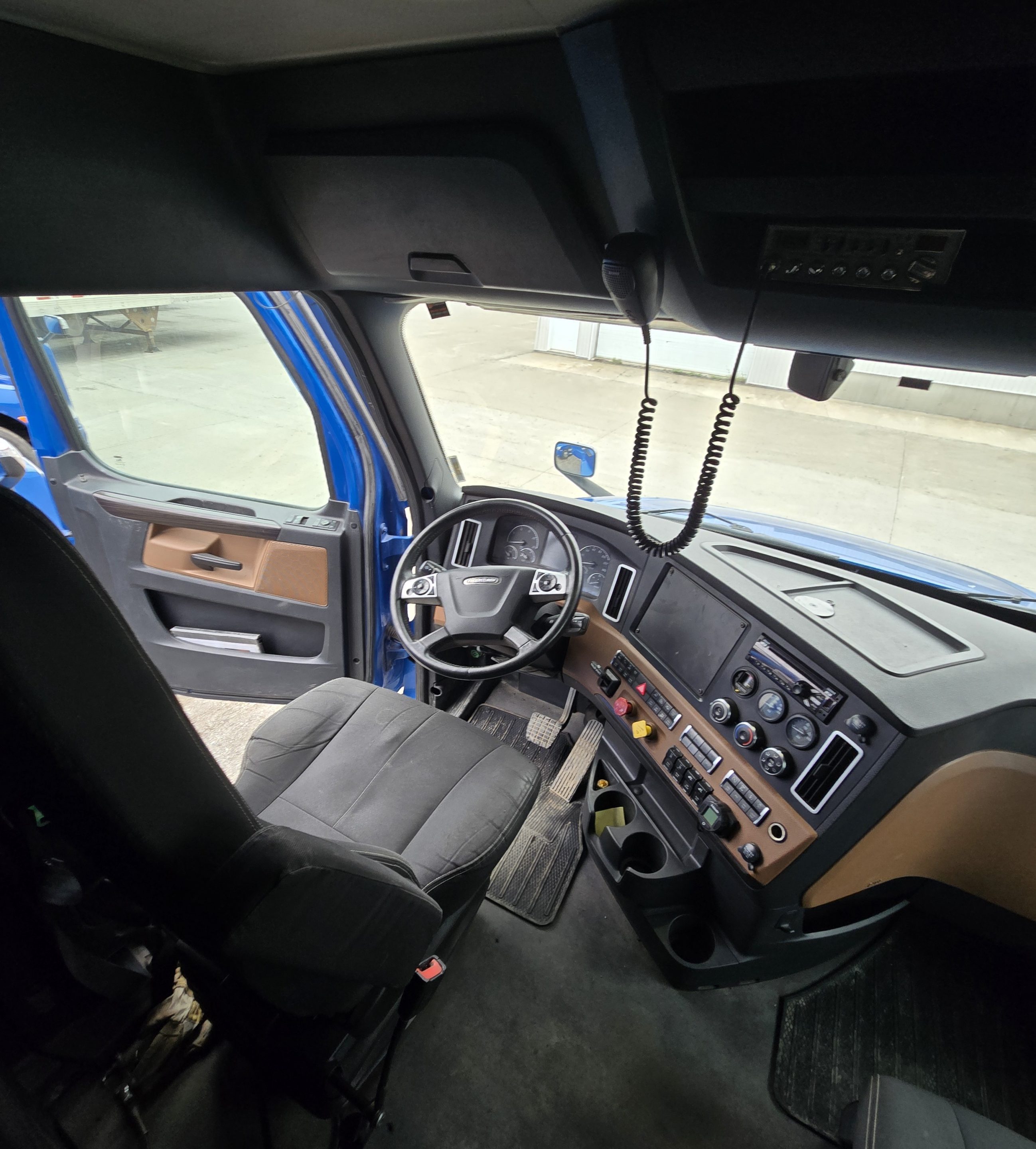 Freightliner Cascadia 10-wheel sleeper truck automatic-840000KM-Year 2021-Stock #S2580C/9676 - Image 4