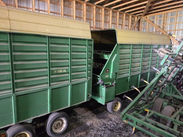 Boite ensilage John Deere 716 A 16 pi avec dessous 6 roue-Stock#d11235b