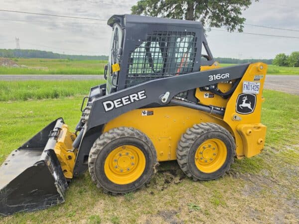 Skid Steer John Deere 316GR cab,A/C, godet-Année:2024-210hrs-Stock#d11235f